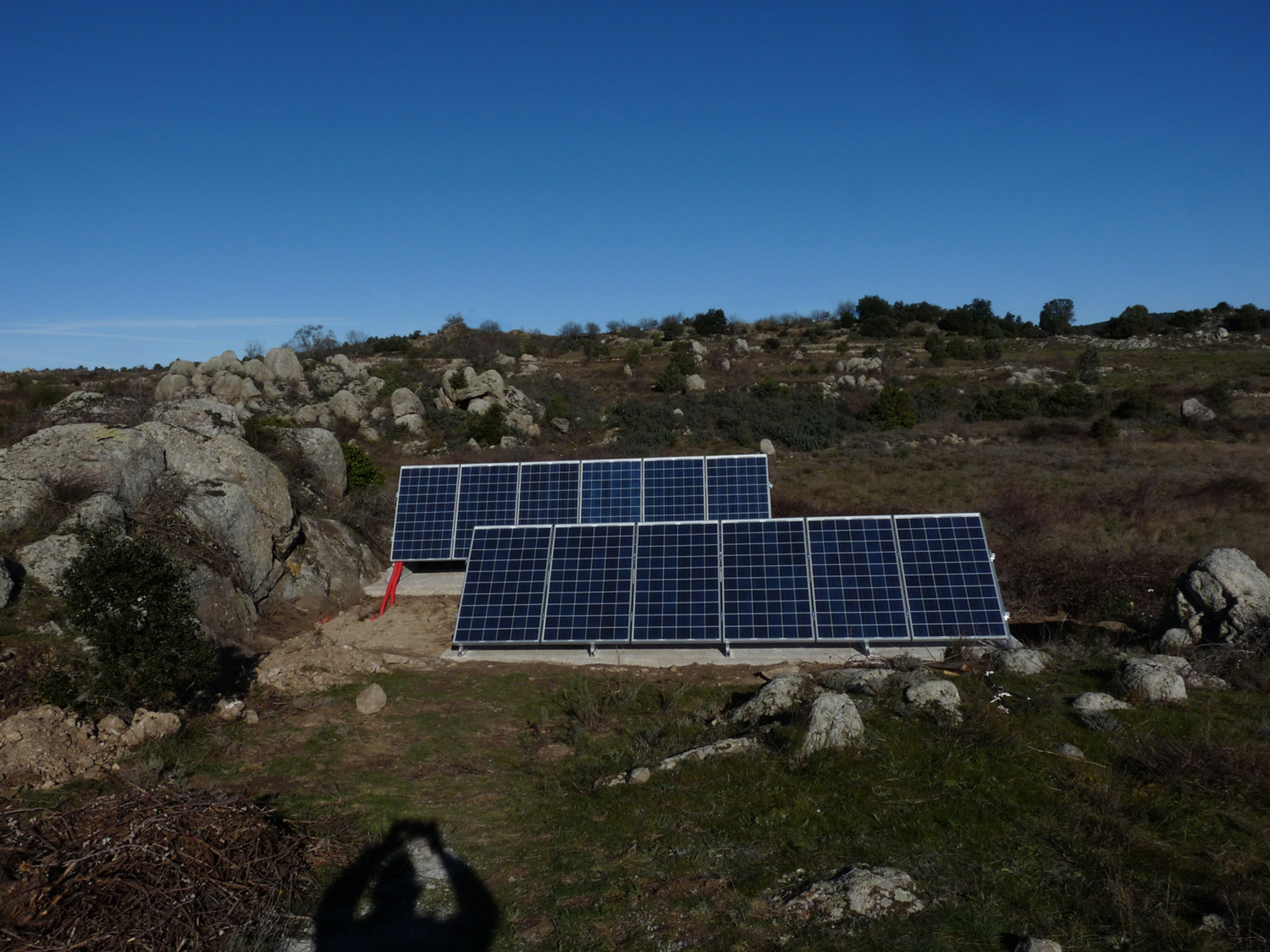 Électrification d'une bergerie dans les Pyrénées